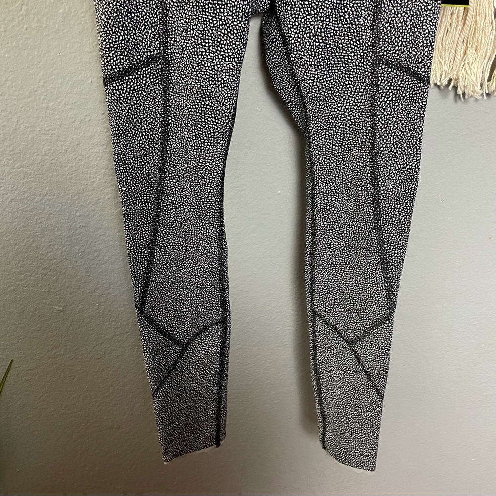 LULULEMON NWT 2 XS Tight Stuff Leggings Pants Fitness Gym workout yoga Pilates - Picture 6 of 12